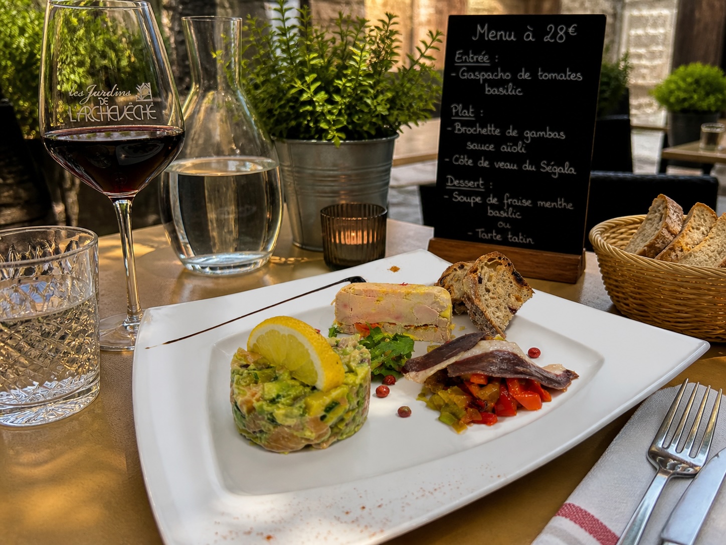 Assiette créative de foie gras aux Jardins de l'Archevêché à Albi